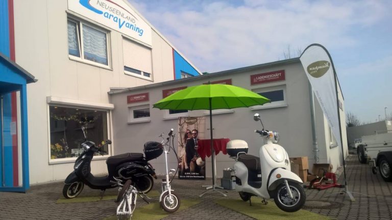 Händlerfoto von Kumpanrollern vor Ladengeschäft